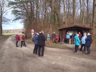 Erste Rast an der H&uuml;tte am Brandesstein  (Bild vergr&ouml;&szlig;ern)