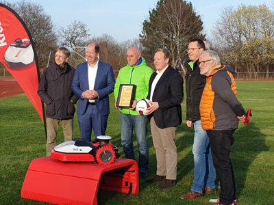 Foto des Albums: TSV Kirchdorf bekommt einen neuen Rasenroboter - DSEE unterstützt Projekte in der südlichen Region Hannovers! (29. 02. 2024)