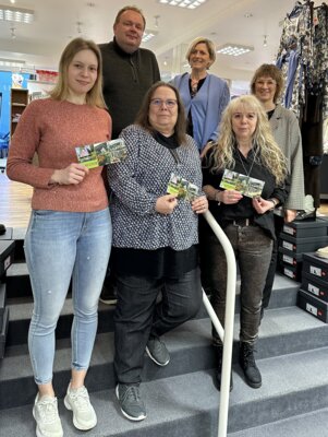 unten von links nach rechts: Gewinnerinnen Sarah Krautkr&auml;mer, Sabine Dumproff, Rita Engelmann. Hintere Reihe von links nach rechts: Sascha Th&ouml;nges, Anja Drexel, Tanja Petry-Berg, alle VGV Emmelshausen (Foto: Herr Krautkr&auml;mer)  (Bild vergr&ouml;&szlig;ern)