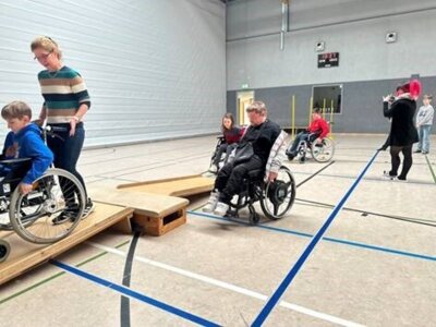 Fotos: Bei &bdquo;Toleranz durch Dialog&ldquo; berichten Menschen mit Behinderungen Kindern an Grundschulen von ihrem Leben, beantworten deren Fragen und geben ihnen die Gelegenheit, selbst einmal in die Rolle des Gegen&uuml;bers zu schl&uuml;pfen. Den Auftakt f&uuml;r die Neuauflage der Ma&szlig;nahme machte k&uuml;rzlich (29.02., 01.03.) die Paul-Noack-Grundschule in Schipkau. Hier referierten mit Dirk Schulze, Martin Gro&szlig;e und Rainer Engelmann drei Menschen mit unterschiedlichen Behinderungen. (Fotos Landkreis/Werner)  (Bild vergr&ouml;&szlig;ern)