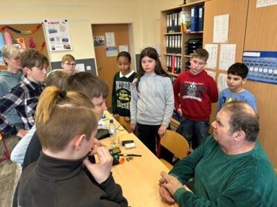 Fotos: Bei &bdquo;Toleranz durch Dialog&ldquo; berichten Menschen mit Behinderungen Kindern an Grundschulen von ihrem Leben, beantworten deren Fragen und geben ihnen die Gelegenheit, selbst einmal in die Rolle des Gegen&uuml;bers zu schl&uuml;pfen. Den Auftakt f&uuml;r die Neuauflage der Ma&szlig;nahme machte k&uuml;rzlich (29.02., 01.03.) die Paul-Noack-Grundschule in Schipkau. Hier referierten mit Dirk Schulze, Martin Gro&szlig;e und Rainer Engelmann drei Menschen mit unterschiedlichen Behinderungen. (Fotos Landkreis/Werner)  (Bild vergr&ouml;&szlig;ern)