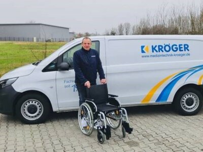 Foto: Erm&ouml;glicht wird die Durchf&uuml;hrung von &bdquo;Toleranz durch Dialog&ldquo; mit Unterst&uuml;tzung zahlreicher engagierter Unternehmen und Personen. So stellt beispielsweise das Unternehmen Medizintechnik & Sanit&auml;tshaus Harald Kr&ouml;ger GmbH f&uuml;nf Rollst&uuml;hle als Dauerleihgabe bereit. Hier Mitarbeiter Daniel M&uuml;ller bei der &Uuml;bergabe an den Landkreis. (Foto: Medizintechnik & Sanit&auml;tshaus Harald Kr&ouml;ger)  (Bild vergr&ouml;&szlig;ern)