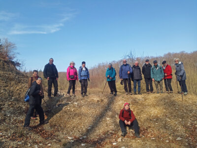 Gruppenbild am Abgrund zum Steinbruch  (Bild vergr&ouml;&szlig;ern)