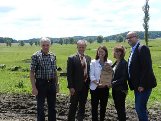 Bild: Übergabe der Tafel an Stations-Chefin Verena Volkmar (v.l.n.r.: Norbert Wirsching (1. Vorsitzender LPV), Landrat Thomas Müller, Ministerin Anja Siegesmund, Verena Volkmar, Landtagsabgeordneter Steffen Harzer)