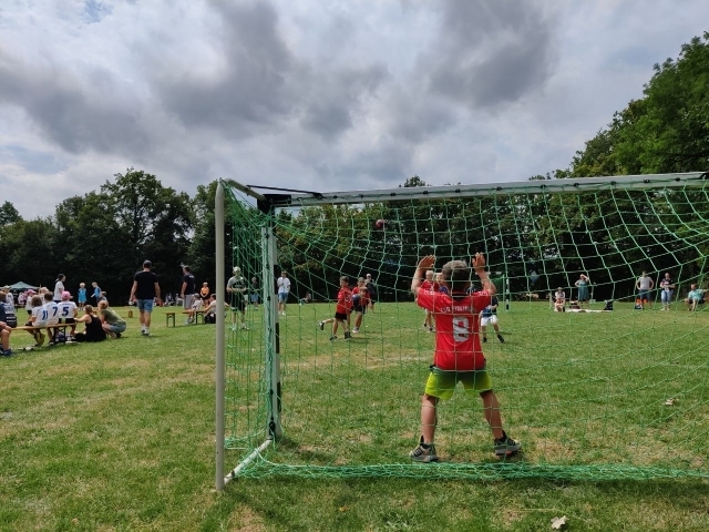 Bild: Minispielfest hinterm Tor
