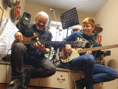 J&auml;cki Reznicek und Lennart Schulz an den Bassgitarren 