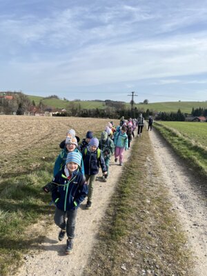 Foto des Albums: Osterwanderung ins Grüne - Klasse 1