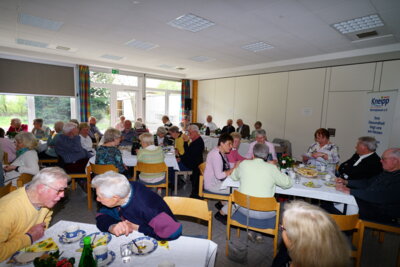 Die gut besuchte Versammlung  (Bild vergr&ouml;&szlig;ern)