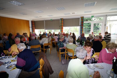 Die gut besuchte Versammlung  (Bild vergr&ouml;&szlig;ern)