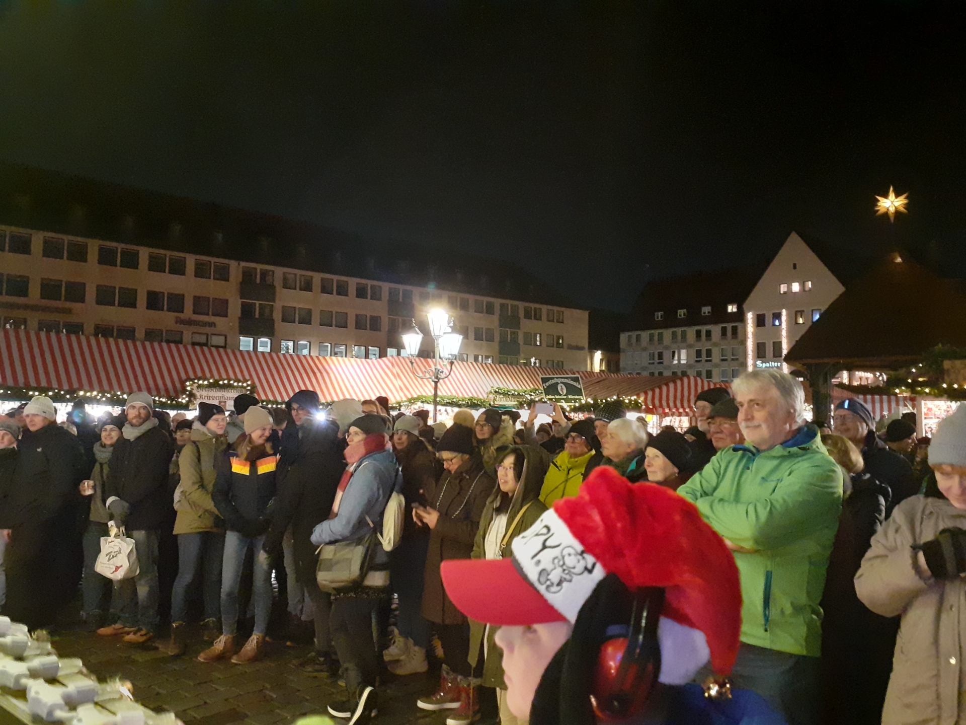 Bild: Zusammen mit dem Publikum: „Oh Tannenbaum“