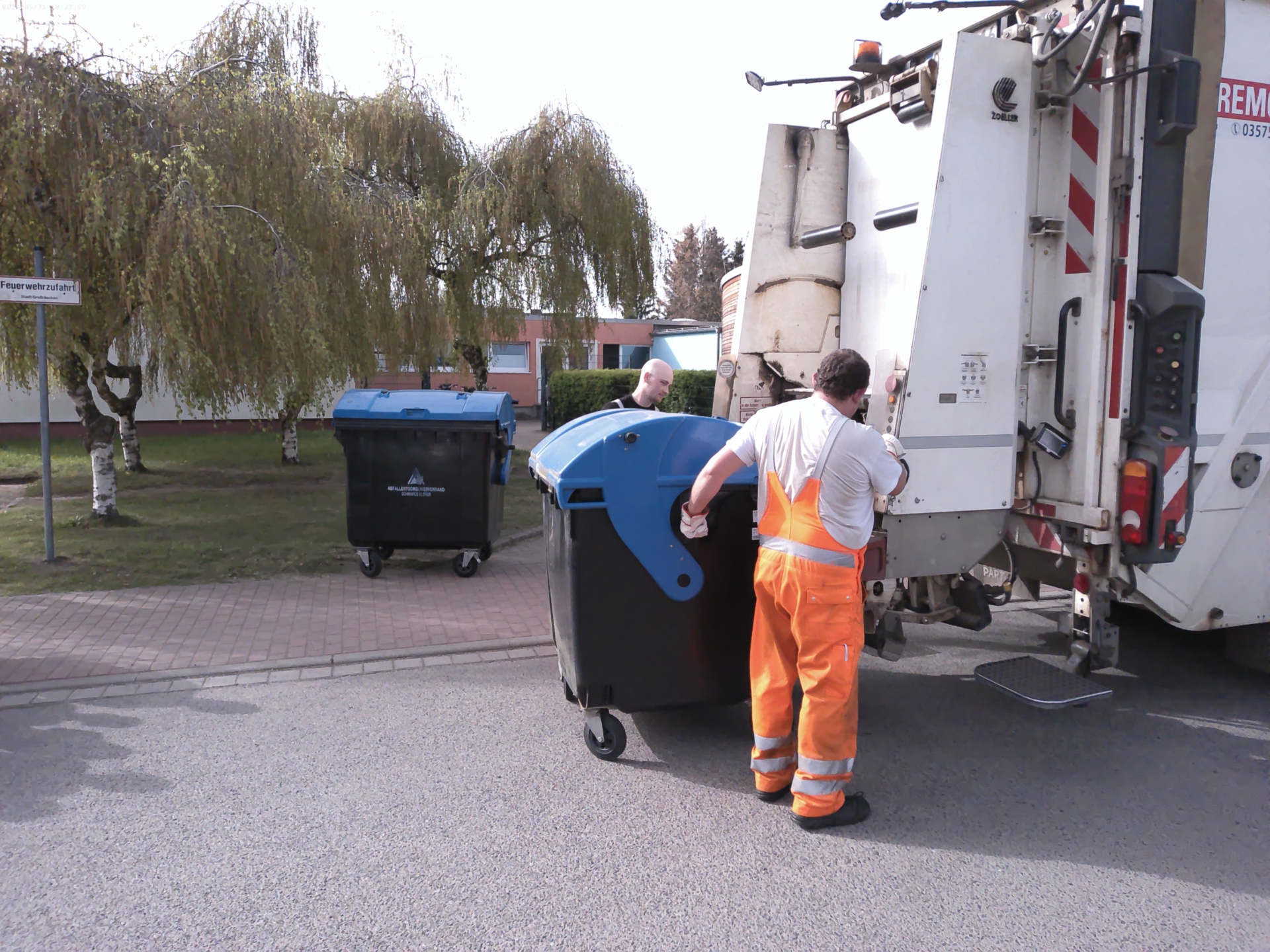 Bild: Die Blaue Tonne wird eingehangen.