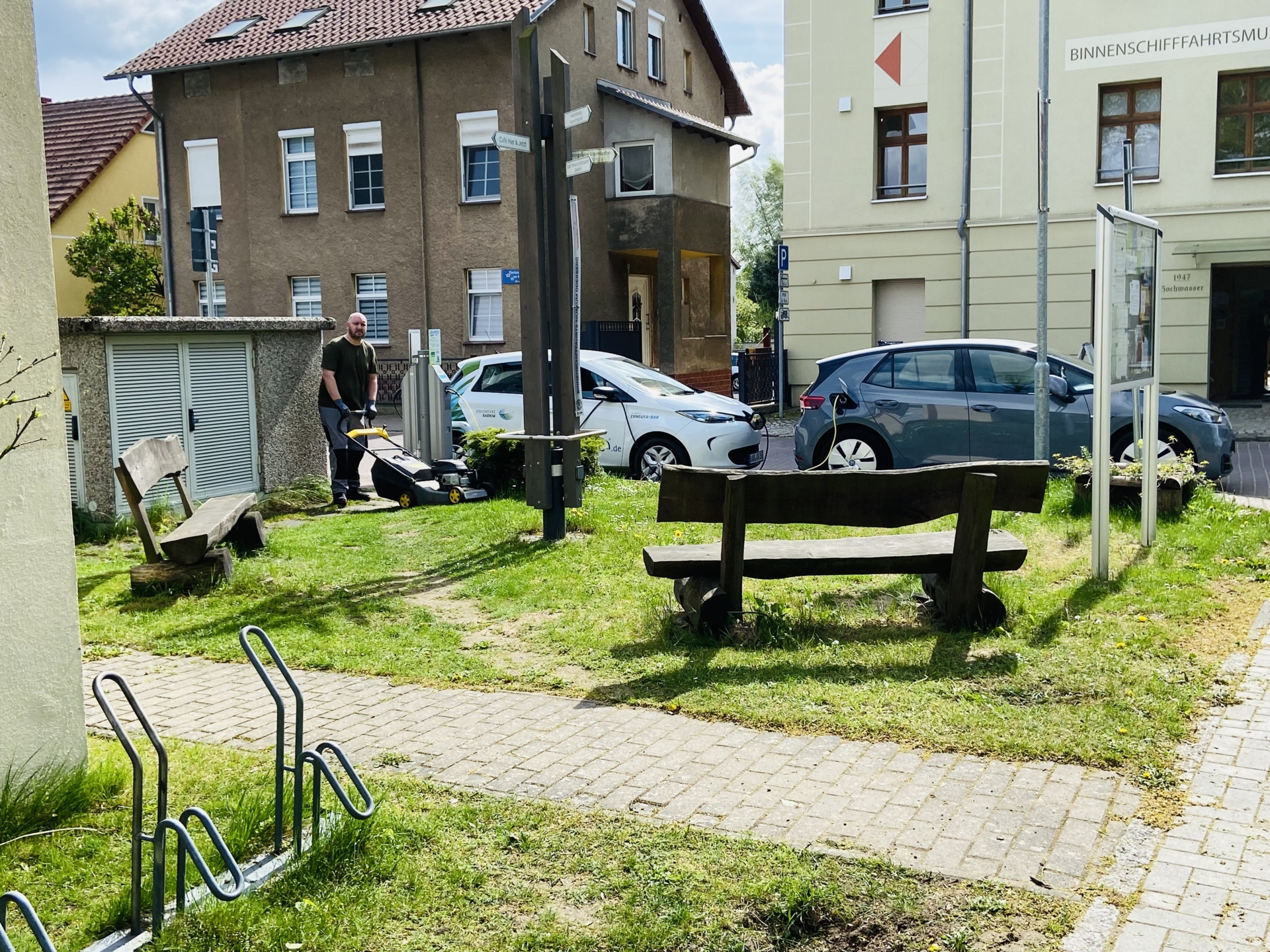 Bild: Der Rasen wird gemäht.