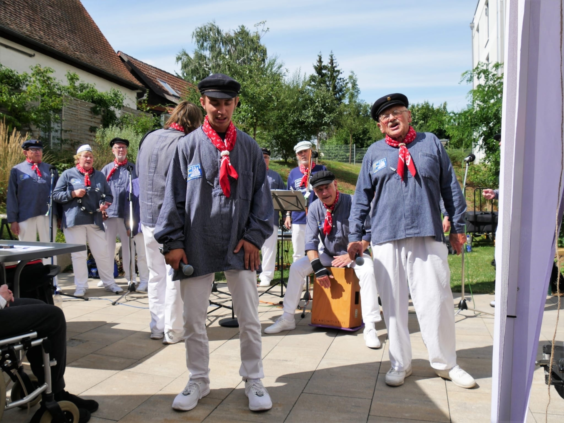 Bild: Was macht ein Seemann, wenn er durstig ist?