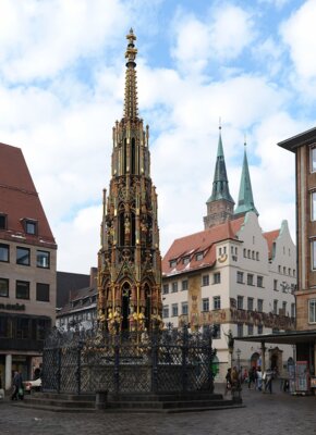 Vorschaubild: Nach herzlicher Begrüßung und „3 im Weckla“ durfte der Spaziergang durch die Altstadt bis hin zum Schönen Brunnen nicht fehlen!