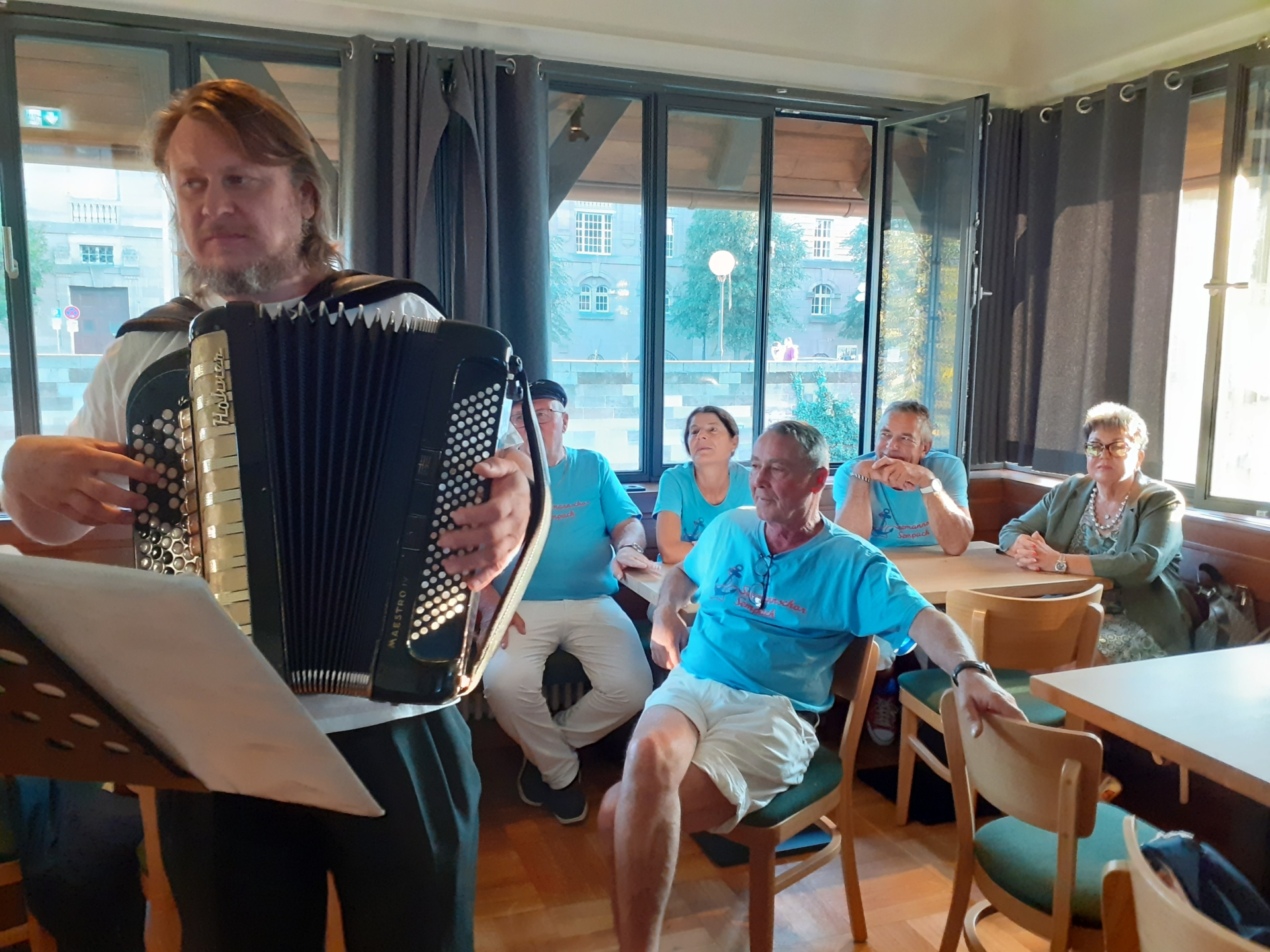 Bild: Singen durften wir im alten Stadtmauerturm, ein historisches Ambiente