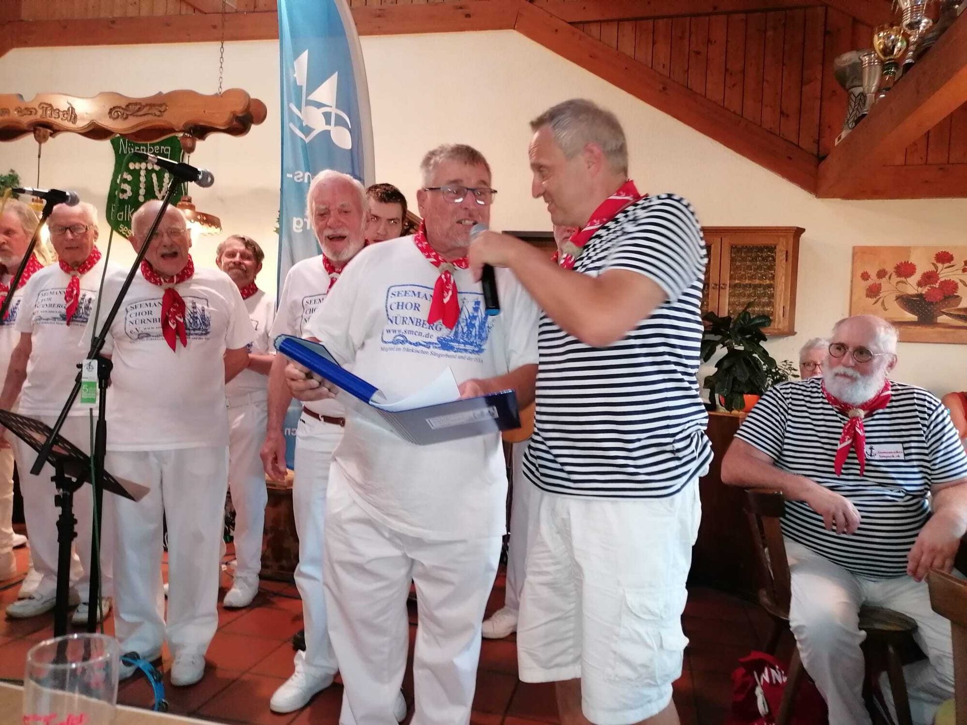 Bild: Übergabe des Liedes an unsere Schweizer Freunde