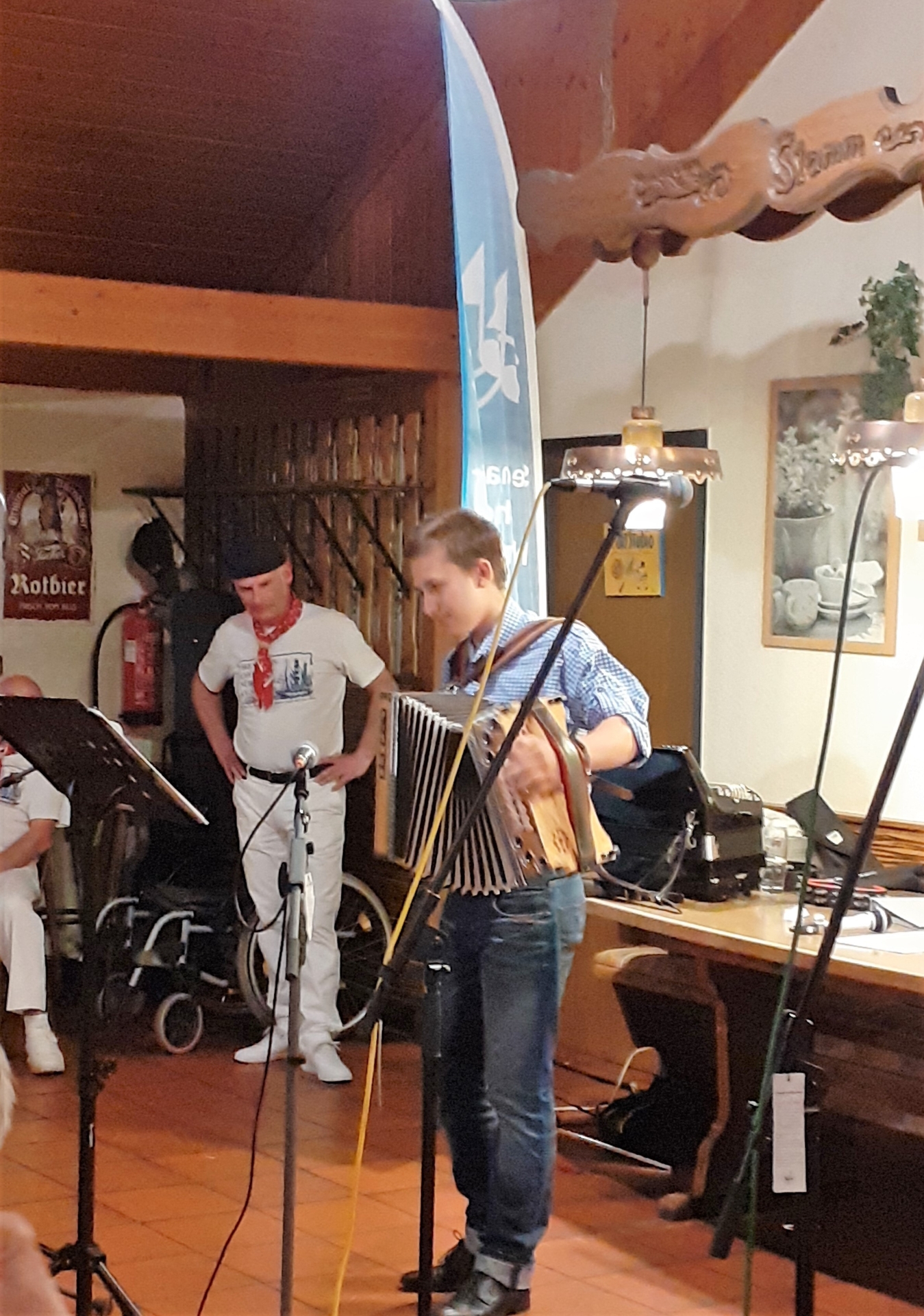 Bild: Dann ein junger Künstler, Alexander Darscht jr., mit meisterhaft vorgetragenen Stücken zur Diatonischen