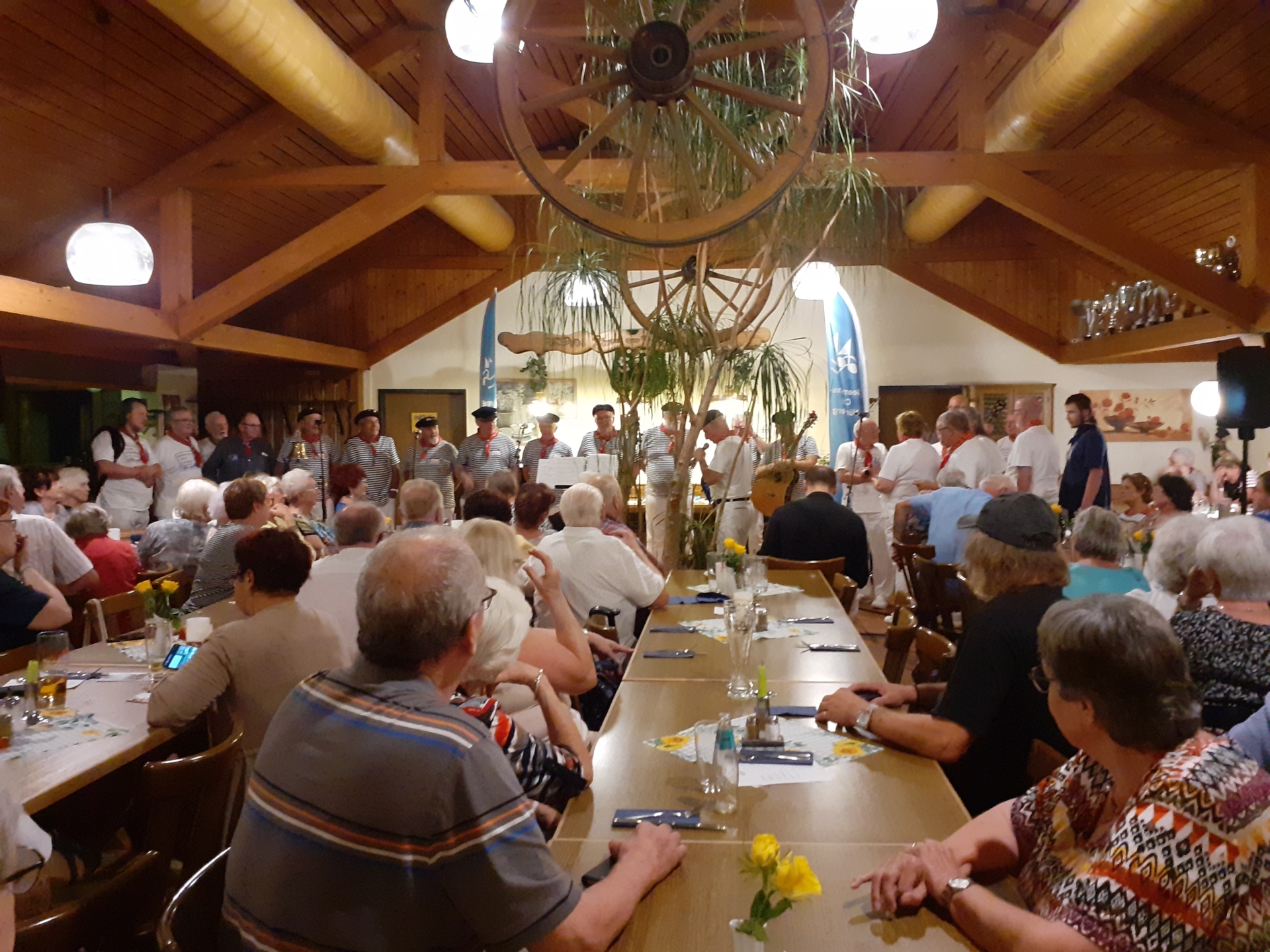 Bild: Aufstellen zum gemeinsamen Singen am Schluss