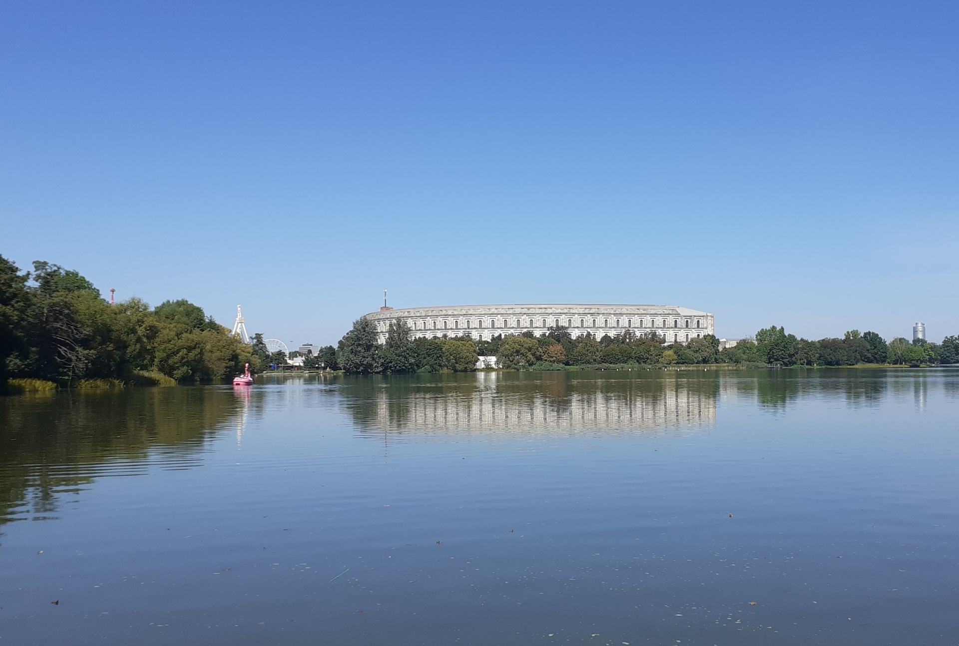 Bild: Wanderung am Dutzendteich entlang zur Zeppelintribüne
