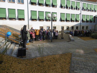 Foto des Albums: Schulhofeinweihung