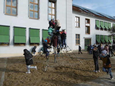 Foto des Albums: Schulhofeinweihung