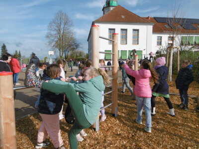 Foto des Albums: Schulhofeinweihung