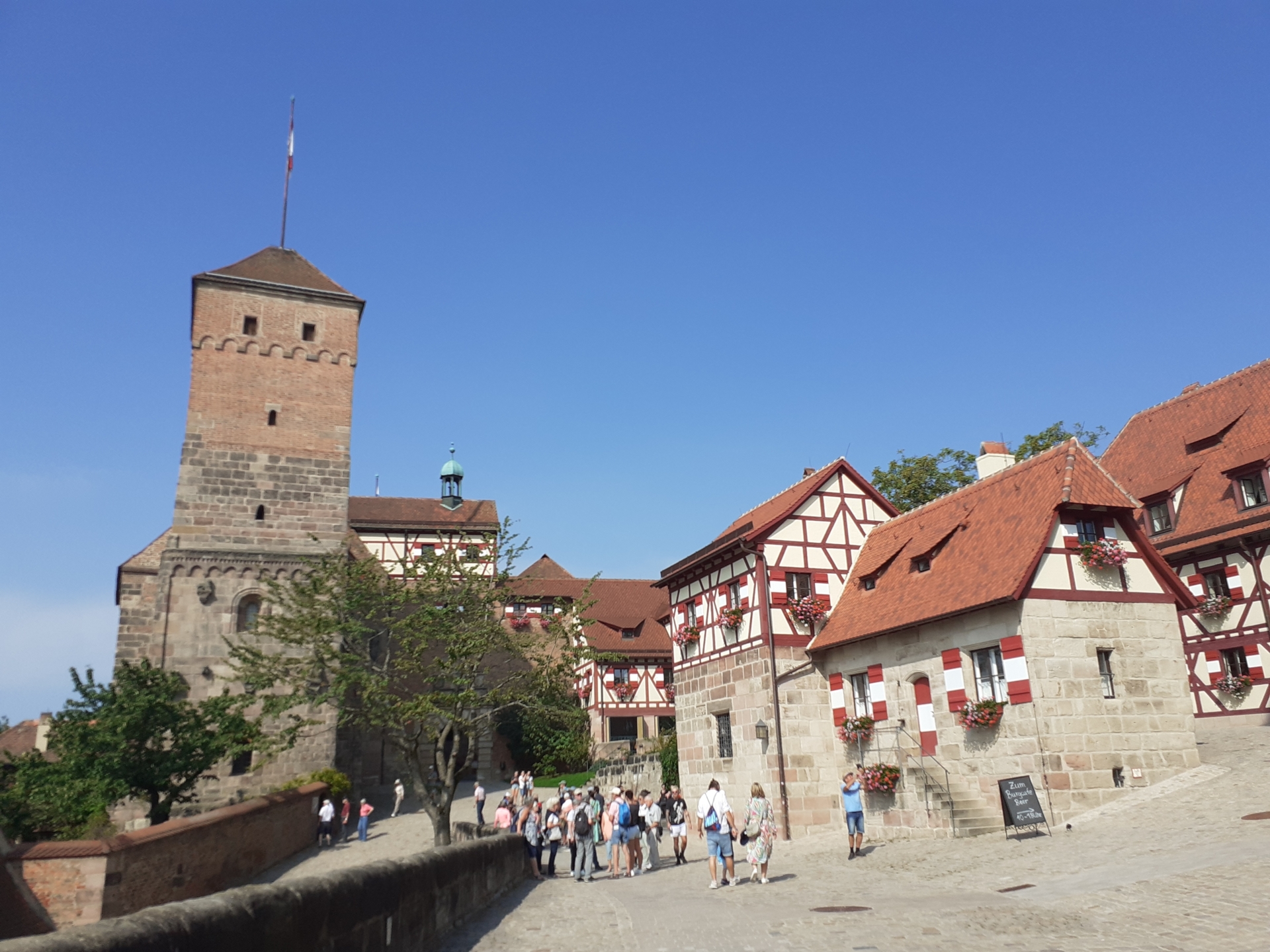 Bild: Dann vorbei an den Hufeisenabdrücken des Ritters Eppelein in den Innenbereich der gut besuchten Burg