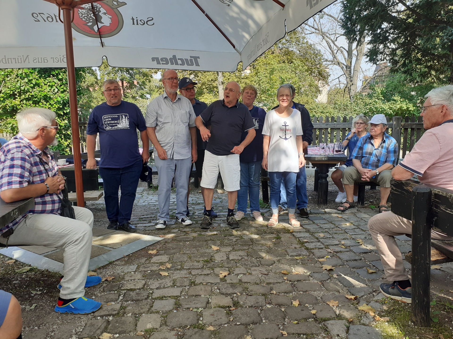 Bild: Im Biergarten am Hexenhäusla noch ein Lied zum Abschied. Gute Fahrt und bis bald!