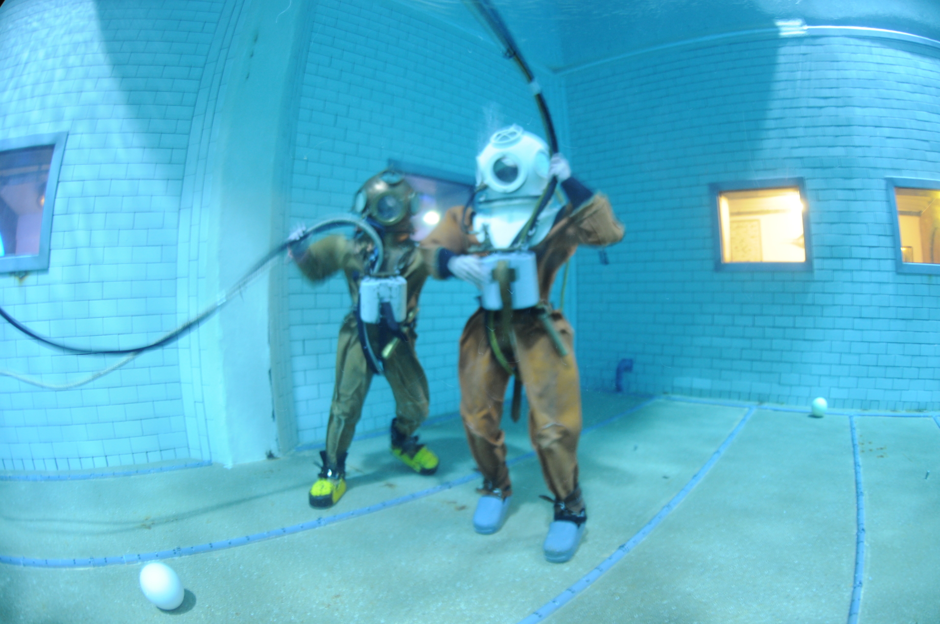 Bild : 2 Helmtaucher im Wasser