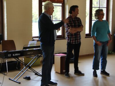 Begr&uuml;&szlig;ung zur Chorfreizeit (v.l. 1. Vorsitzender Hans-Dieter Rofalski, Chorleiter Henning Schneider mit seiner Ehefrau Ute Schneider)  (Bild vergr&ouml;&szlig;ern)