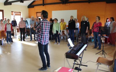 Bild 2, Beginn der Probenarbeiten  (Bild vergr&ouml;&szlig;ern)