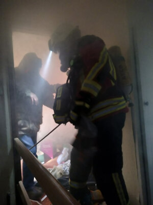 Foto des Albums: Alarmübung: Rauchentwicklung aus Abrisshaus, Menschenleben in Gefahr