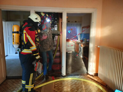 Foto des Albums: Alarmübung: Rauchentwicklung aus Abrisshaus, Menschenleben in Gefahr
