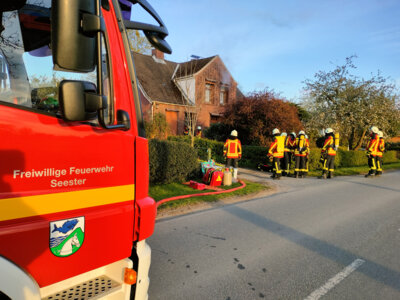 Foto des Albums: Alarmübung: Rauchentwicklung aus Abrisshaus, Menschenleben in Gefahr