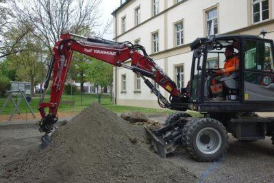 Zuerst muss der Untergrund ausgebaggert werden.  (Bild vergr&ouml;&szlig;ern)