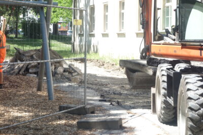 Die Fahrstra&szlig;e f&uuml;r Kinder und Feuerwehr wird entfernt und verbreitert.  (Bild vergr&ouml;&szlig;ern)