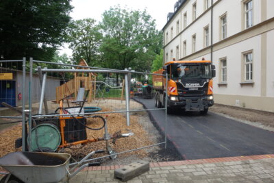 Hier ist die neue Fahrstra&szlig;e schon fertig gestellt.  (Bild vergr&ouml;&szlig;ern)