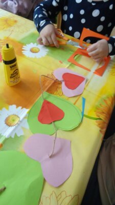 Bei einer elternaktion haben eltern und Kinder gemeinsam bunte Herzmobile gebastelt.  (Bild vergr&ouml;&szlig;ern)