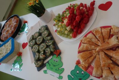 Ein internationles Buffet durften wir bei einer Elternaktion genie&szlig;en.  (Bild vergr&ouml;&szlig;ern)