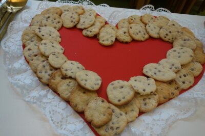 Die Kinder haben mit selbstgebackenen Cookies ein Herz gestaltet.  (Bild vergr&ouml;&szlig;ern)