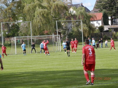 Viel Druck und Dynamik des Seenland Teams (rot) am und im gegnerischen Strafraum, wie hier gegen Zarrentin, f&uuml;hrten immer wieder zu Torchancen f&uuml;r die Platzherren. 