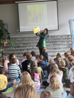 Foto des Albums: Autorenlesung mit Frau Klüser (25. 04. 2024)