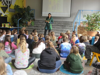 Foto des Albums: Autorenlesung mit Frau Klüser (25. 04. 2024)