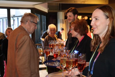 Zur Begr&uuml;&szlig;ung ein Glas Jubil&auml;umsapfelwein oder alkoholfreier Pomp.  (Bild vergr&ouml;&szlig;ern)