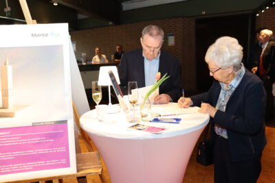 Im Foyer l&auml;sst sich &uuml;ber ein Kunstwerk f&uuml;r Hochstadt abstimmen.  (Bild vergr&ouml;&szlig;ern)