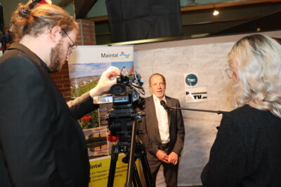 Das Team vom Stadtparlamentsfernsehen f&auml;ngt Stimmen zum Stadtjubil&auml;um und zur Stadtgeschichte ein.  (Bild vergr&ouml;&szlig;ern)