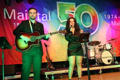 Die Band "Fayette" stimmt die G&auml;ste musikalisch auf den Abend ein.  (Bild vergr&ouml;&szlig;ern)
