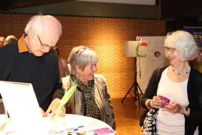 Auch Herbert Begemann, langj&auml;hriger Kulturamtsleiter, informiert sich mit seiner Frau &uuml;ber die Entw&uuml;rfe f&uuml;r das Hochst&auml;dter Kunstwerk.  (Bild vergr&ouml;&szlig;ern)