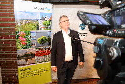 Klaus Gerhard l&auml;sst sich vom Stadtparlamentsfernsehen interviewen.  (Bild vergr&ouml;&szlig;ern)