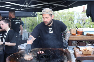 An Foodtrucks gab es eine Auswahl an Speisen und Getr&auml;nken.  (Bild vergr&ouml;&szlig;ern)